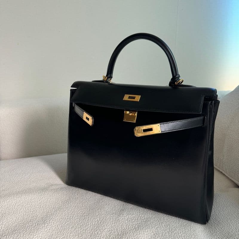 I highly recommend the Hermes Kelly bag, size 35, even for a 170cm tall man. It's a great fit!