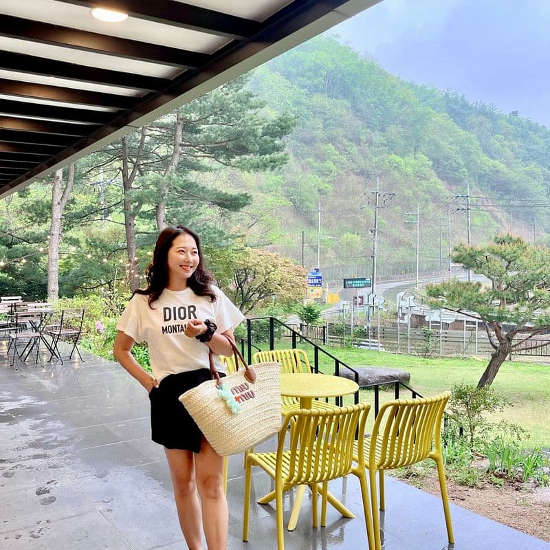 미우미우 라탄백, 디올 티셔츠로 연출한 데일리룩