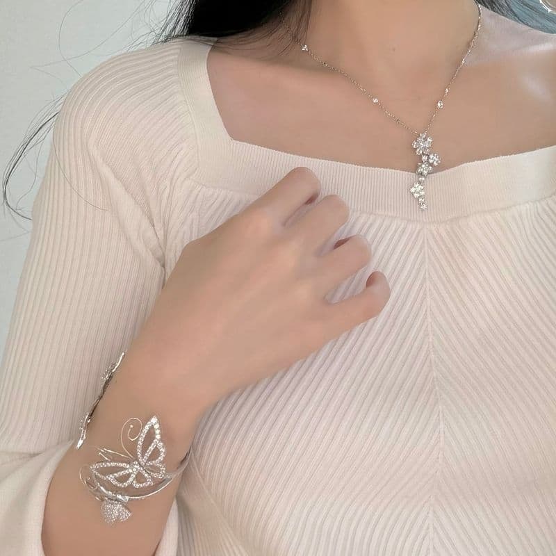 Recap of the Van Cleef & Arpels High Jewelry event! Sharing my jewelry try-on photos.