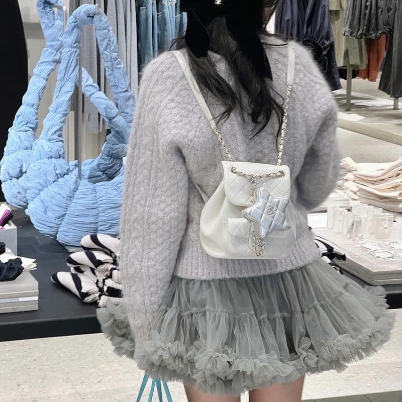 샤넬 코코네쥬 티셔츠, 백팩 등 샤넬로 물들인 데일리룩 모음