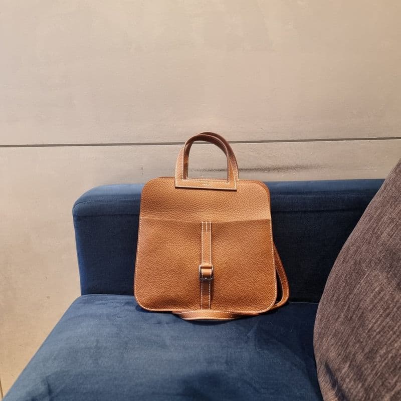 Honest review of the Hermes Halzan 25 in Gold: from storage and sagging to its weight.