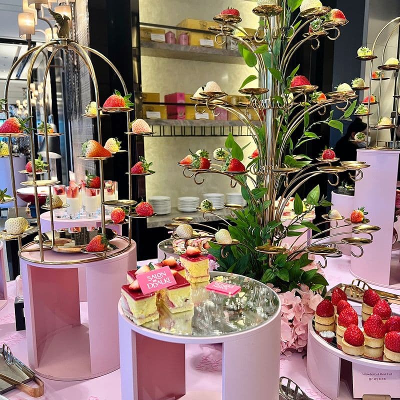 Review of the 2024 JW Marriott Strawberry Buffet 'Salon de Ddalki x Givenchy Beauty'