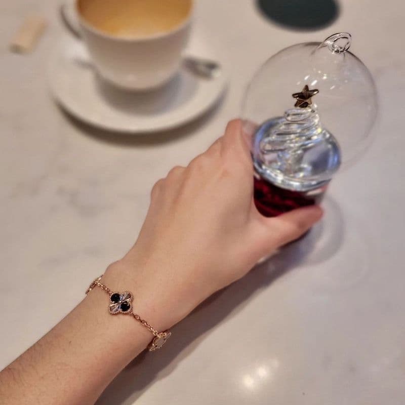 Two million KRW increase? Van Cleef & Arpels cornelian + guilloche 5-motif bracelet review (Can you believe it went up by two million won?)
