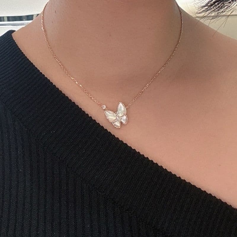 Obsessed with Van Cleef necklaces! I tried on a limited edition piece at the Cheongdam Maison.