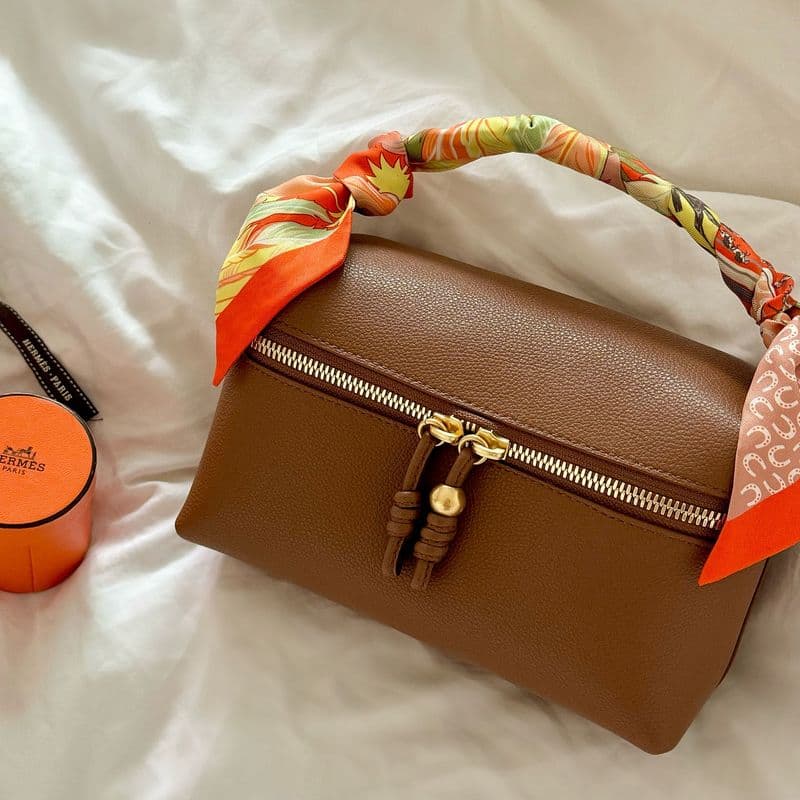 콰이어트 럭셔리, 고급스러운 로고리스 백 추천