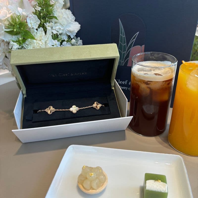 Van Cleef bracelet recommendation! My review of receiving the Maison limited edition bracelet.