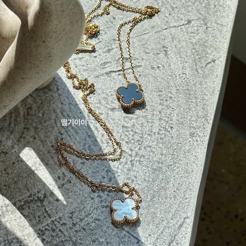 Van Cleef & Arpels Alhambra Vintage Onyx vs. Mother of Pearl Necklace: A Detailed Comparison (Old vs. New)