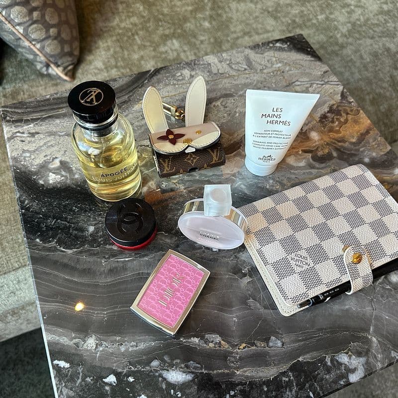 명품 선물 추천! 샤넬 향수, 루이비통 에어팟 홀더, 다이어리까지