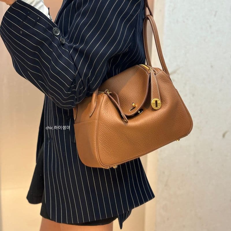 Autumn Outfit Coordination with an Hermes Lindy 26 in Gold