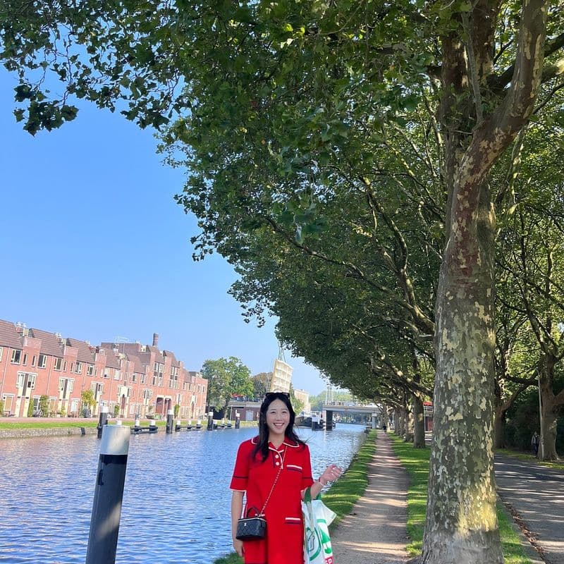 Dutch adventures with my Chanel top handle and vanity bag.