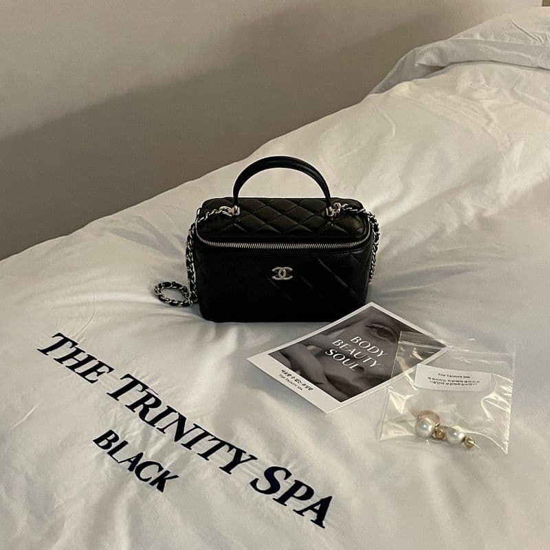 My thoughts on the Chanel Top Handle Rectangular Vanity in Black Lambskin with Gold Hardware after a year of use.