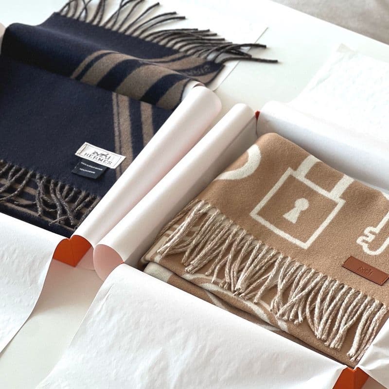 Gift idea! Review of the latest Hermès muffler, available for both men and women.