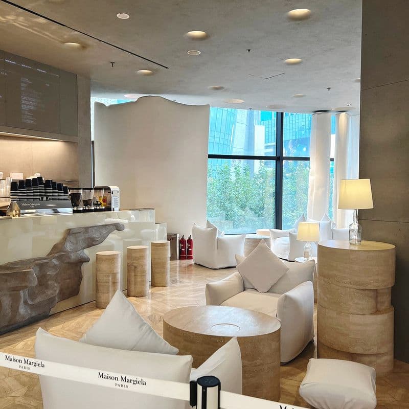 상하이에서 즐기는 세계 최대 규모의 메종 마르지엘라 카페