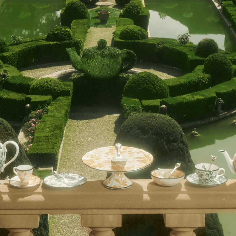 A luxurious tableware collection to make your year-end celebrations truly special.