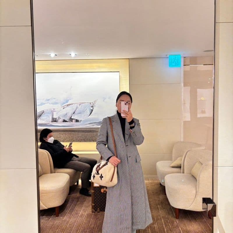 Winter Outfit Ideas Featuring Long Coats and Cape Coats