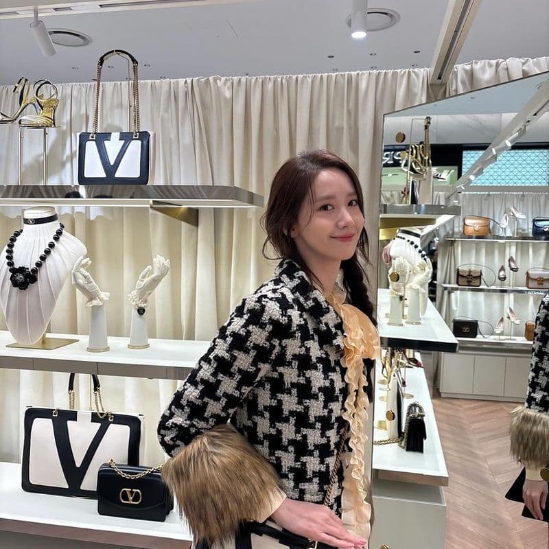 발렌티노 행사에 참여한 윤아의 빛나는 외모