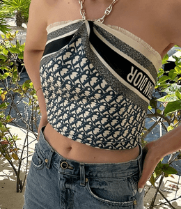 디올 오블리크 스카프로 완성하는 휴양지 룩 7가지, 여신 머리 묶는 법까지