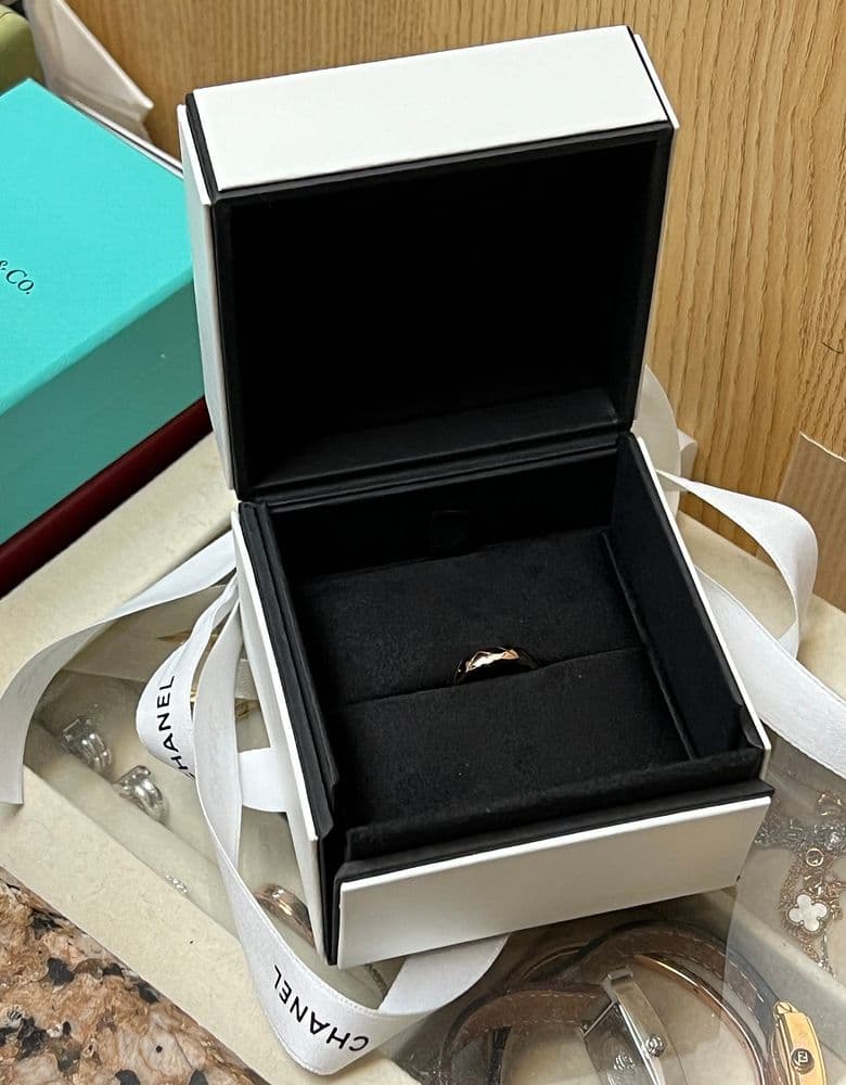 Here's a quick try-on of the Chanel Coco Crush Beige Gold mini! (Funny thing is, the duty-free shop was actually more expensive, so I ended up buying it at the department store haha)