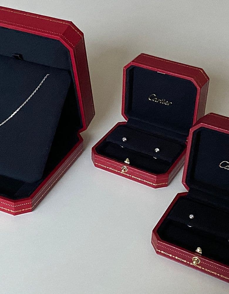 Damour necklace and earrings: S vs. XS size comparison