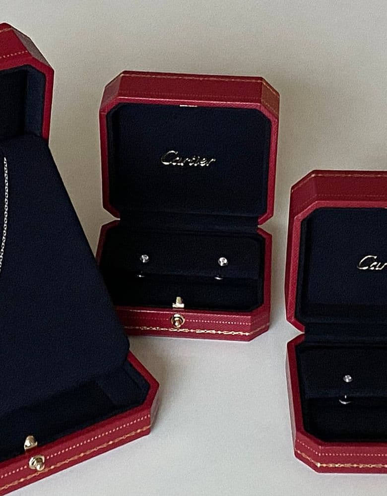 Damour necklace and earrings: S vs. XS size comparison