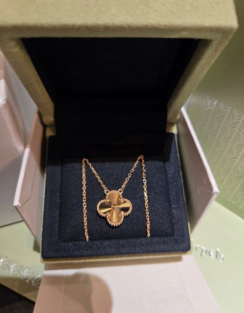 Van Cleef Alhambra Guilloché: Including methods for length adjustment.