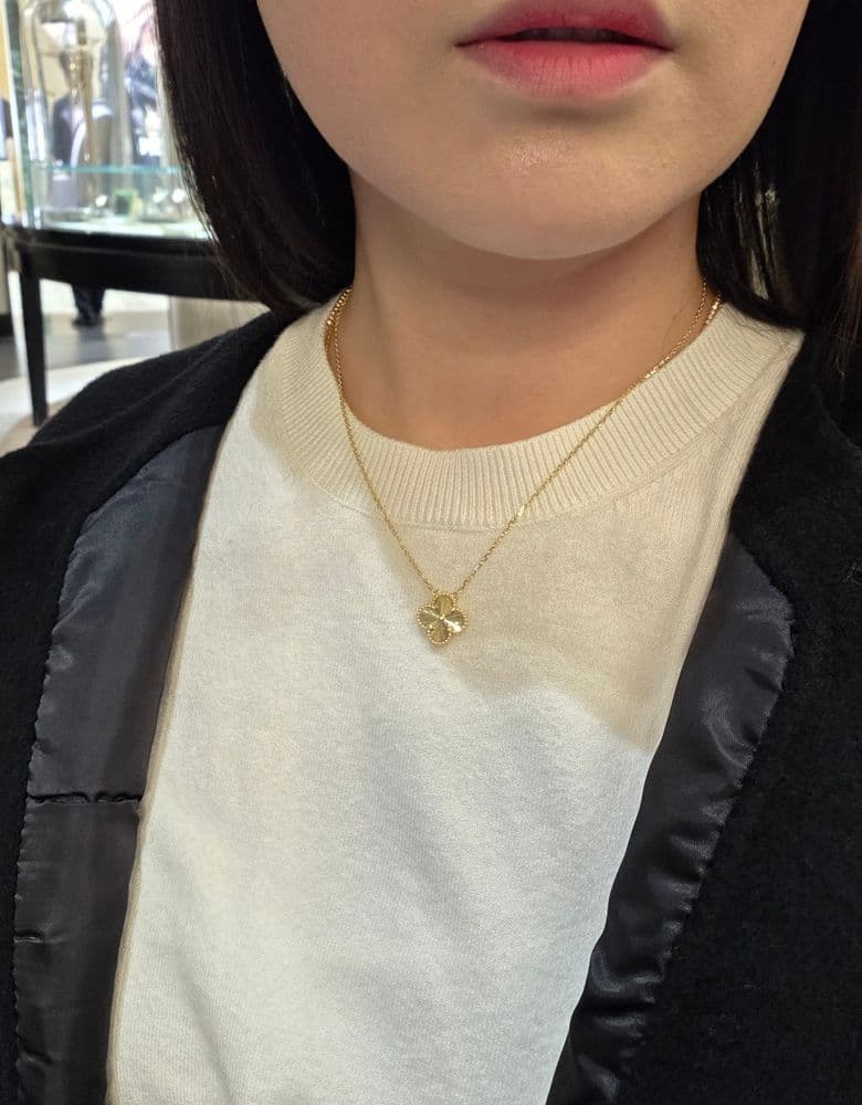 Van Cleef Alhambra Guilloché: Including methods for length adjustment.