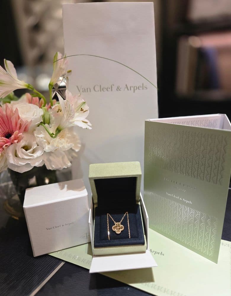 Van Cleef Alhambra Guilloché: Including methods for length adjustment.