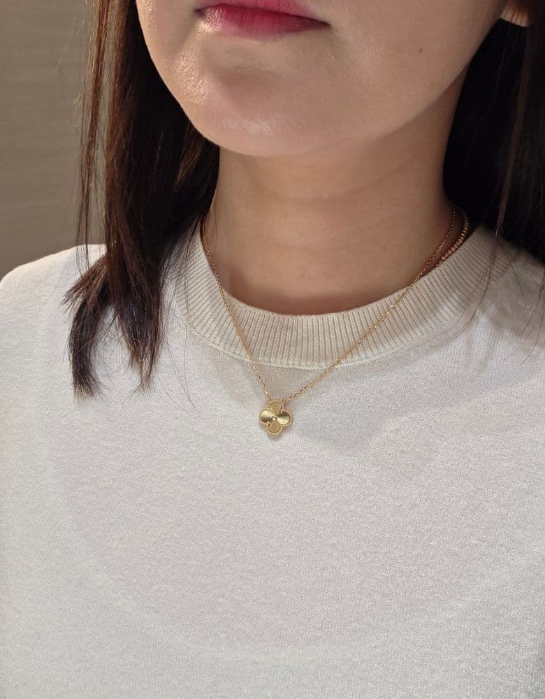 Van Cleef Alhambra Guilloché: Including methods for length adjustment.