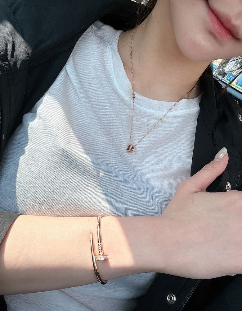 My honest review of the Damiani Lil' Necklace in Rose Gold & White Gold.