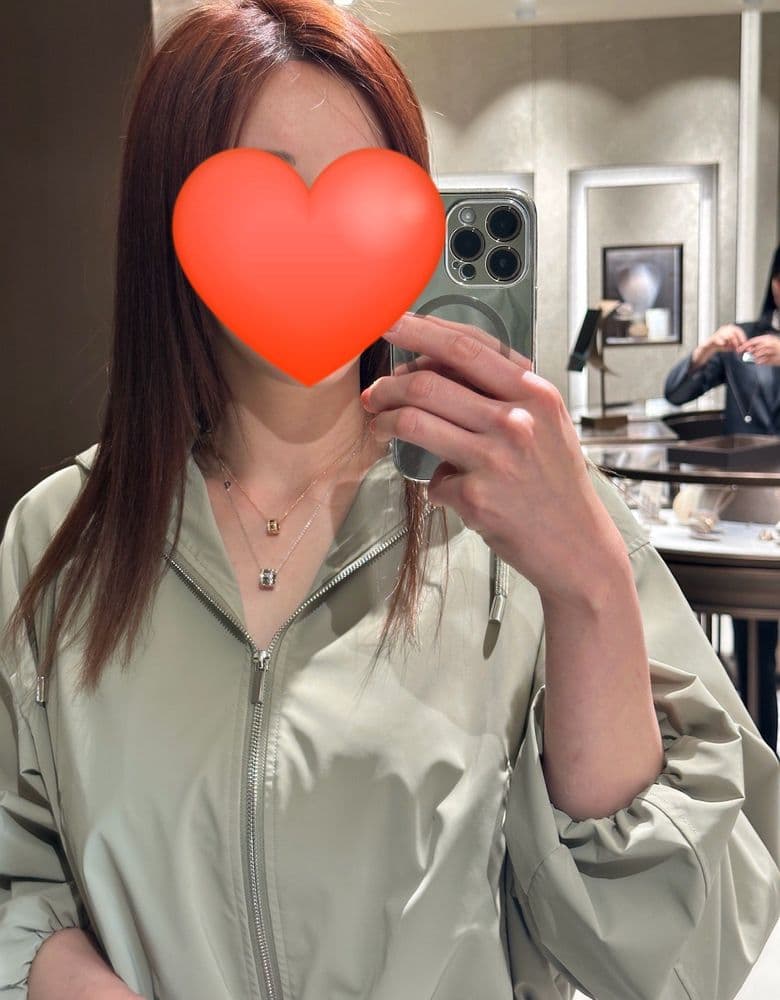 My honest review of the Damiani Lil' Necklace in Rose Gold & White Gold.