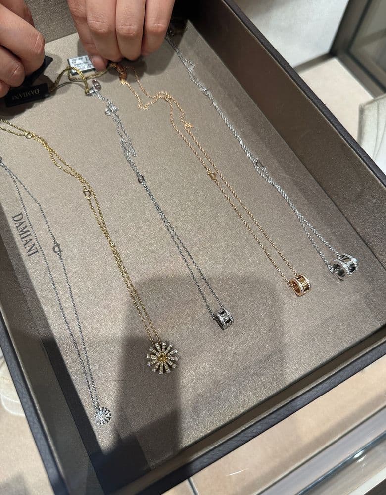 My honest review of the Damiani Lil' Necklace in Rose Gold & White Gold.