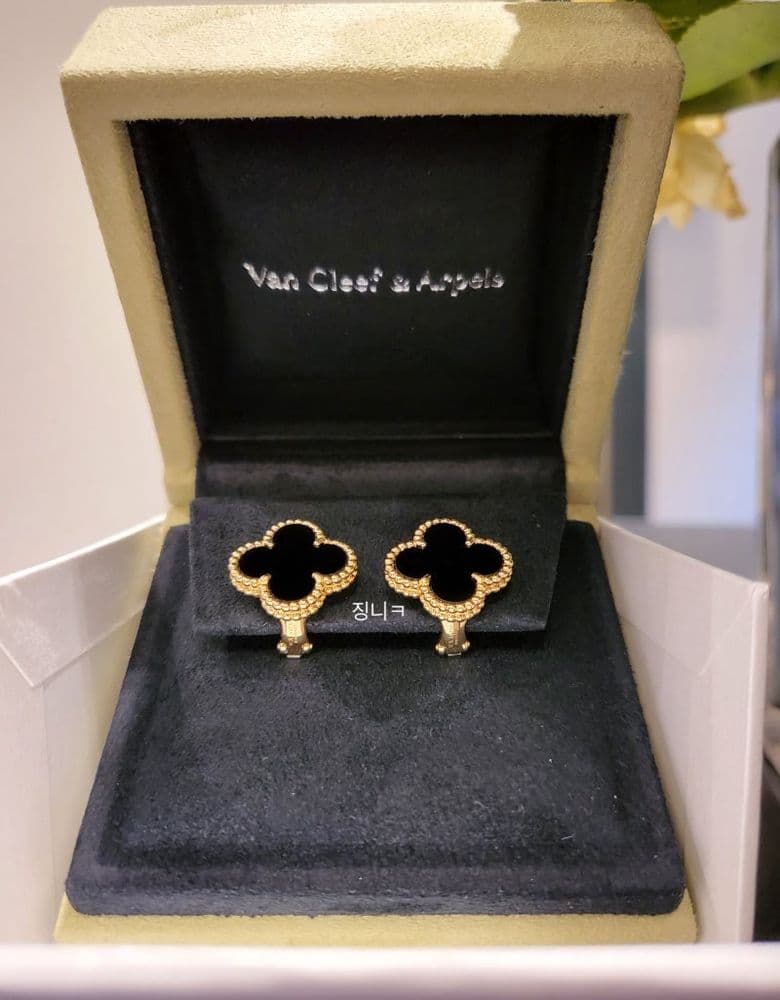 Van Cleef & Arpels Vintage Alhambra Earrings in Yellow Gold with Onyx (W)