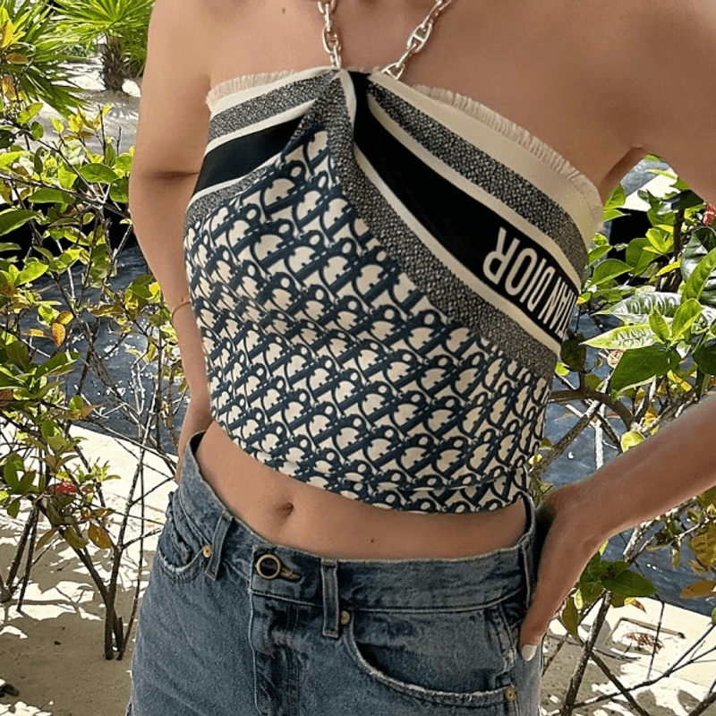 디올 오블리크 스카프로 완성하는 휴양지 룩 7가지, 여신 머리 묶는 법까지